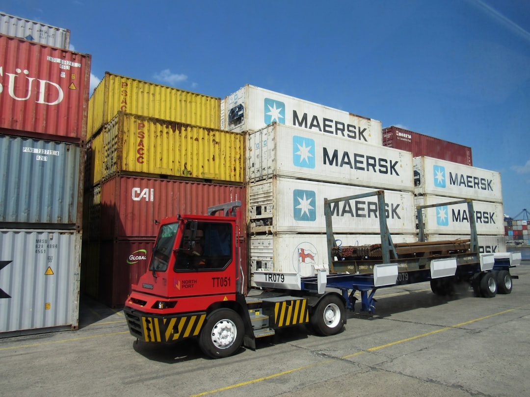 Cargopathlog.pro ekip üyeleri bir araya gelmiş, başarıyı kutluyor.